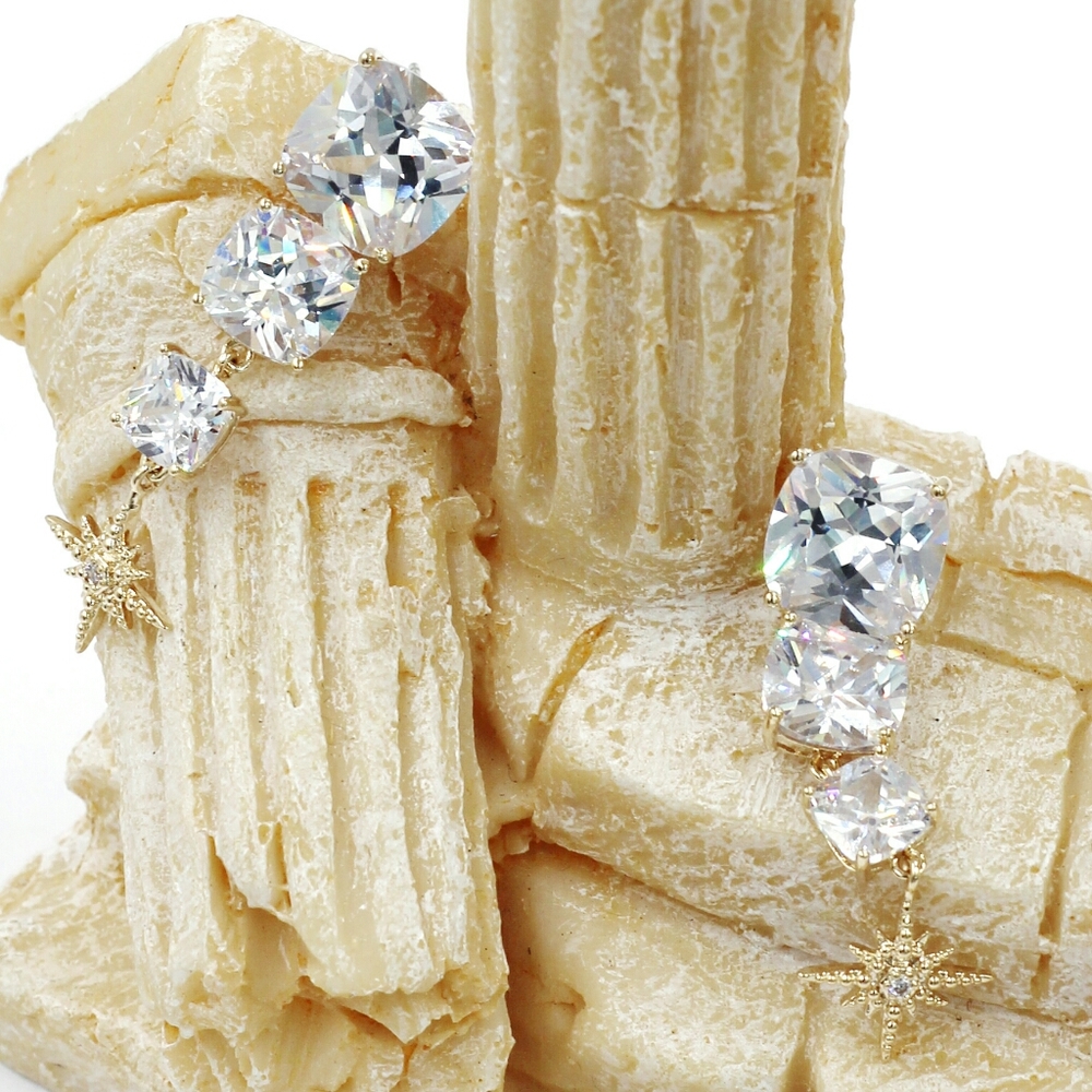 Gold square crystal pendant earrings - Picture 2 of 3